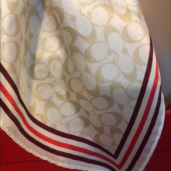 The gorgeous coach scarf in cream, a simple elegance for your outfit 😍 - Picture 4 of 8
